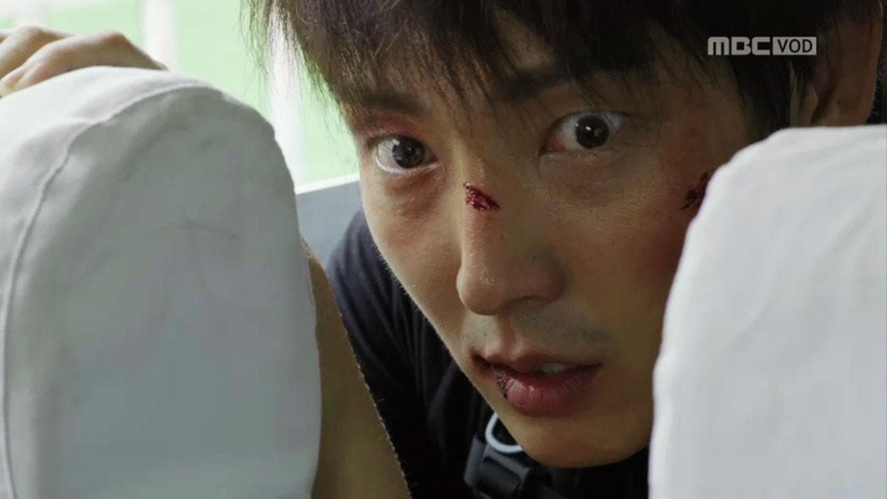Still from Episode 8 - Isn't that person Jang Tae-san, an escaped convict!
