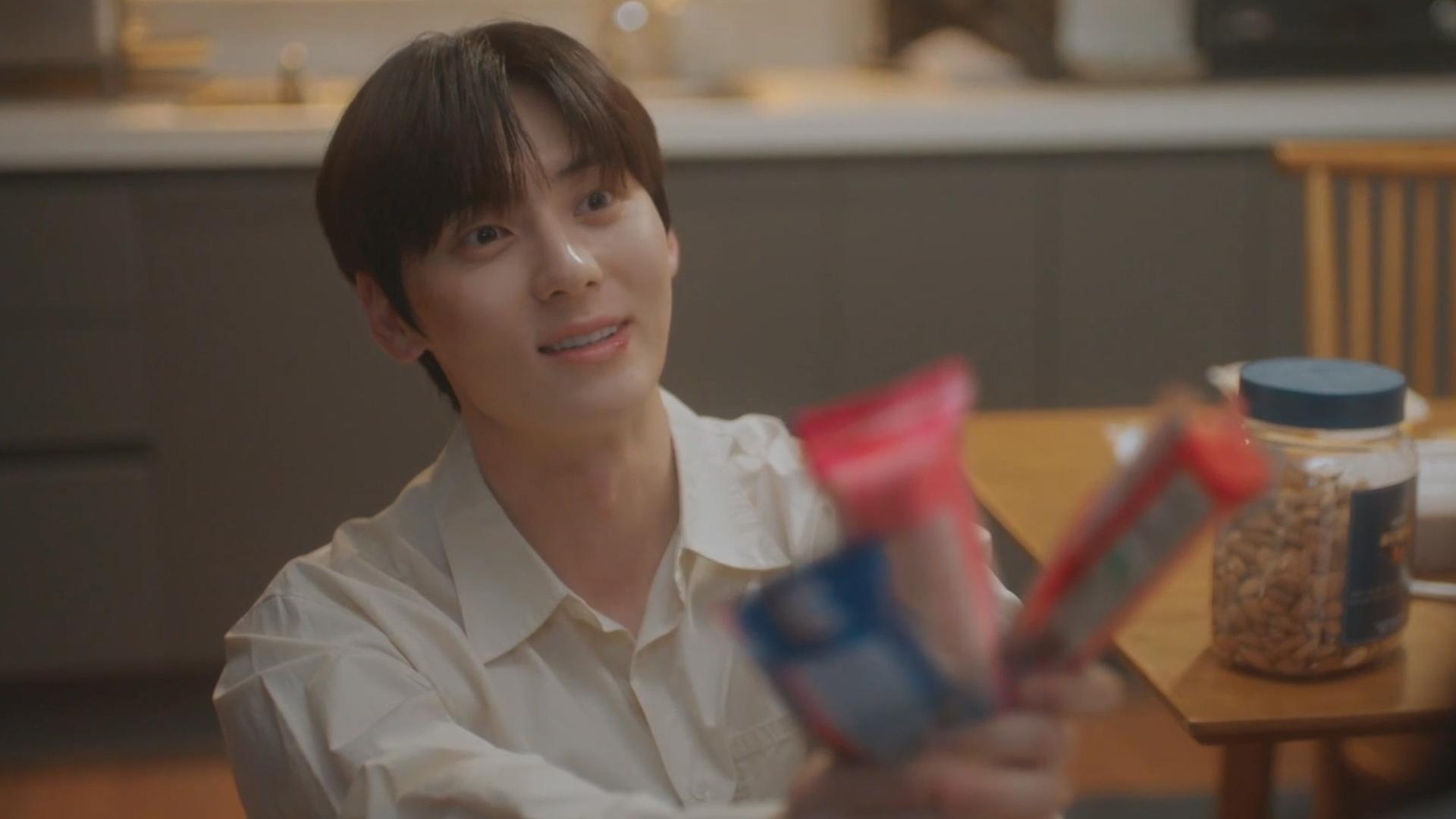 Still from Yeon-mi Visits Luni Tarot Cafe