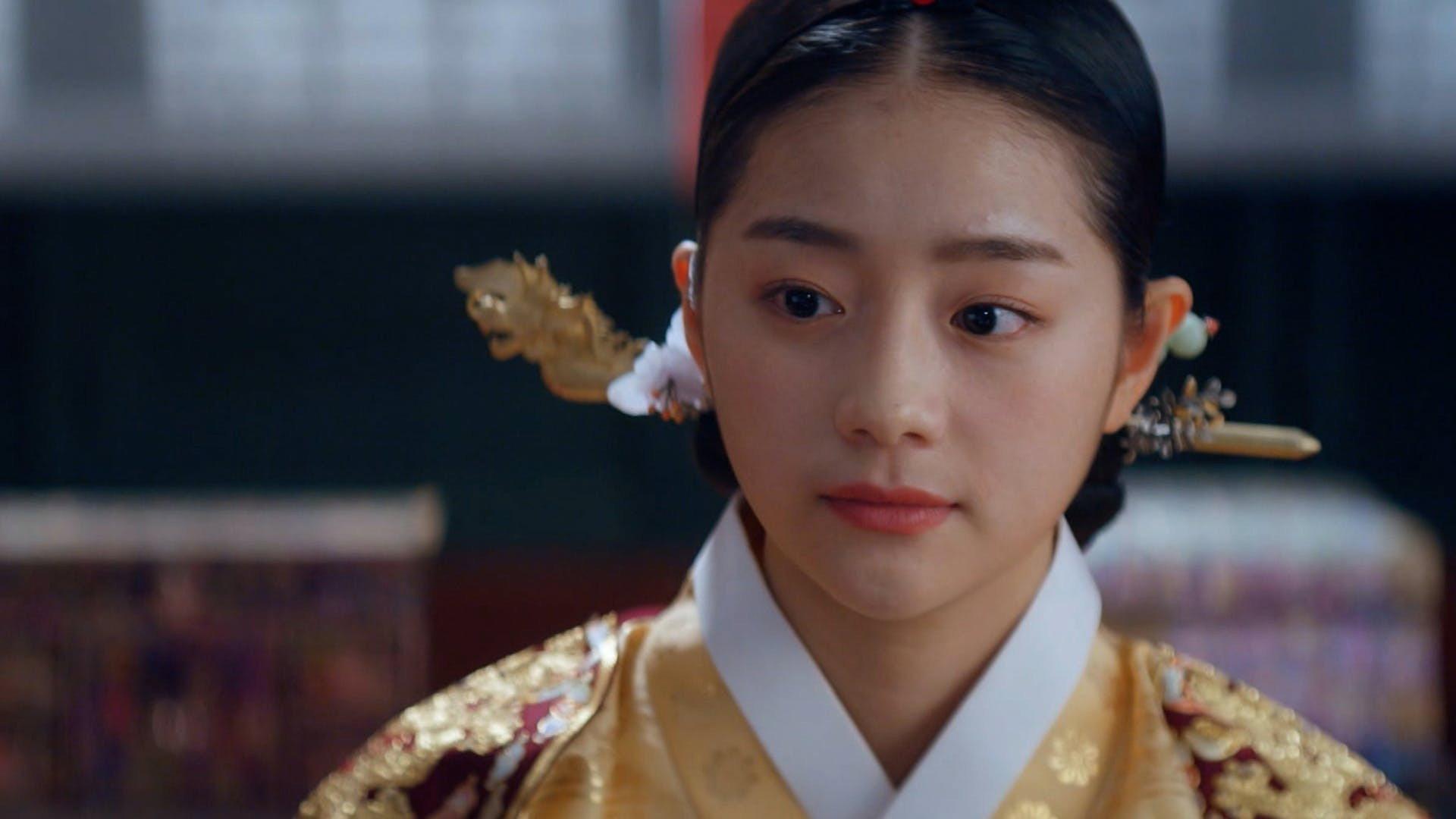 Still from The Queen Summons Ro Seo