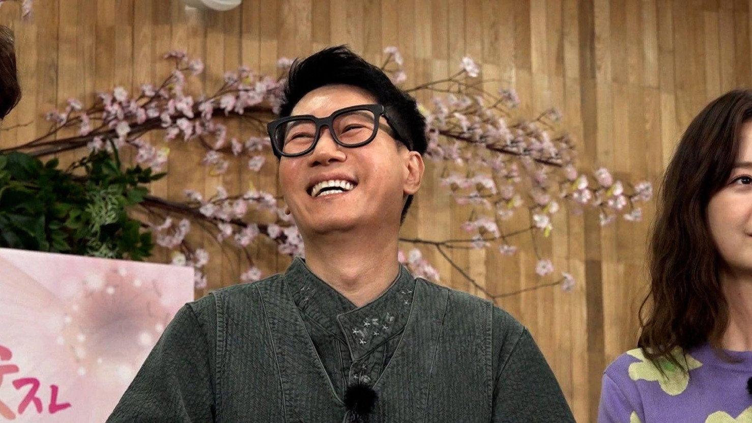 Still from Suk Jin's Day, It's Time to Find the Gold