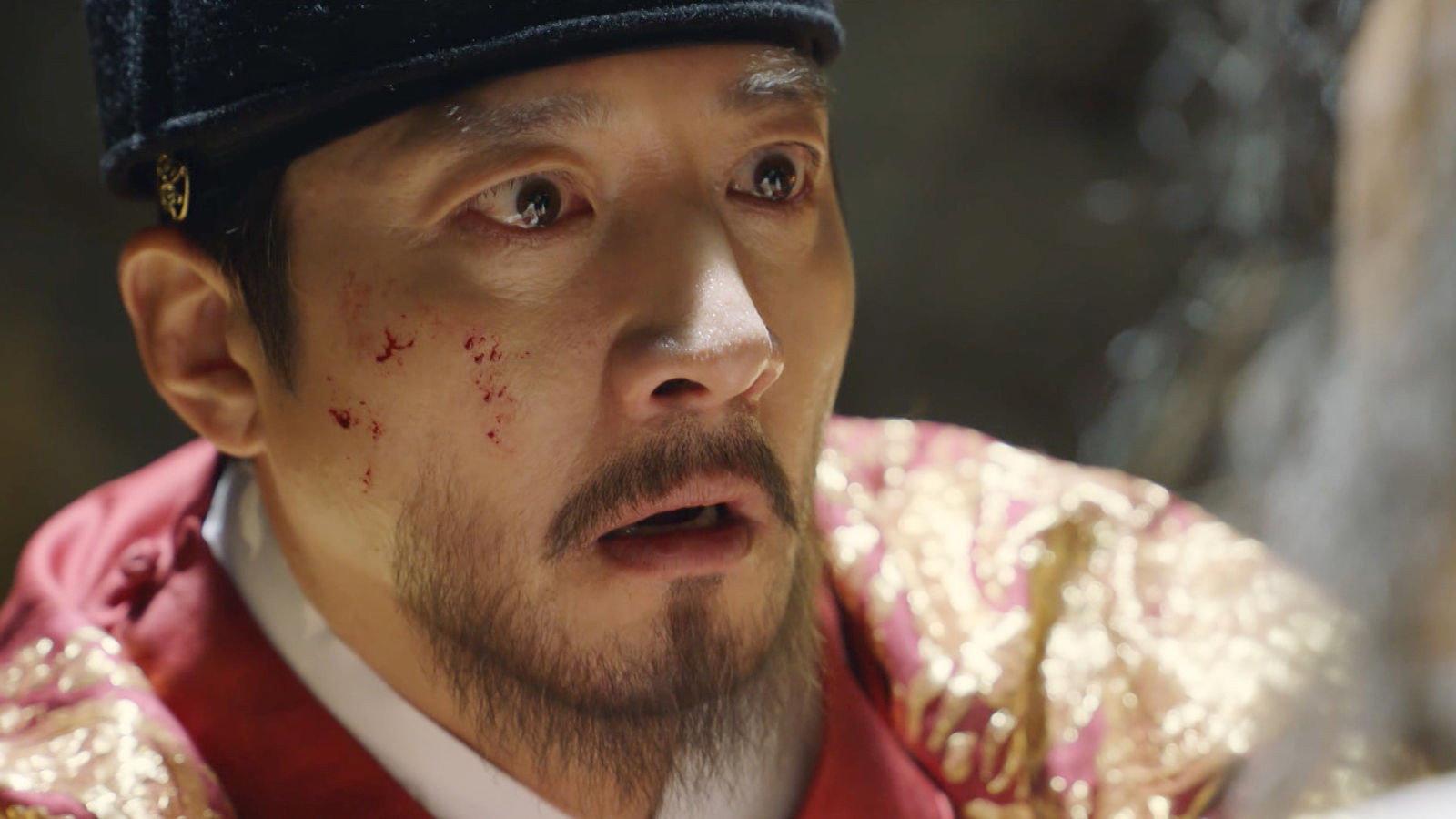 Still from Dong-Ju Enters the Palace