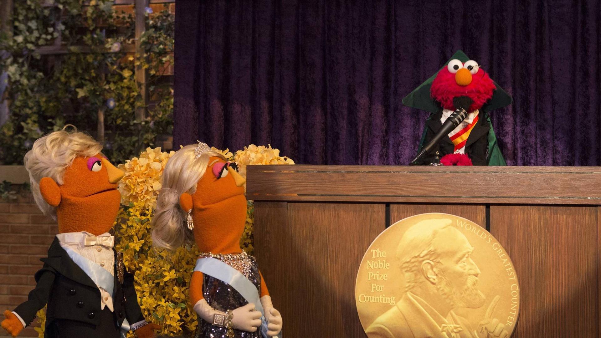 Still from Elmo and Zoe's Hat Contest (repeat)